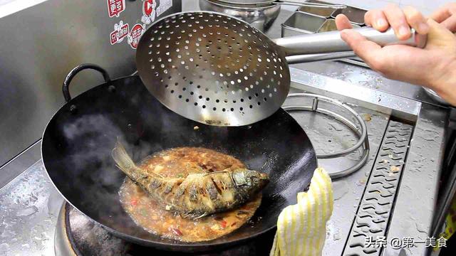干烧鲫鱼怎么做，正宗干烧鲫鱼的做法大全（厨师长教你“干烧鲫鱼”的家常做法）