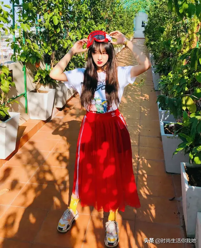 麻豆网官网萧萧麻豆网，2020春季最时尚穿搭“平底+裙”