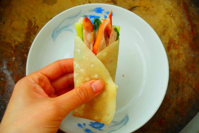 薄到透光烤鸭卷饼的做法，十一小长假必吃的烤鸭卷饼