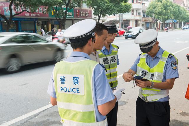 派出所辅警工资一个月多少，辅警工资多少钱一月（辅警每月只有两三千工资）