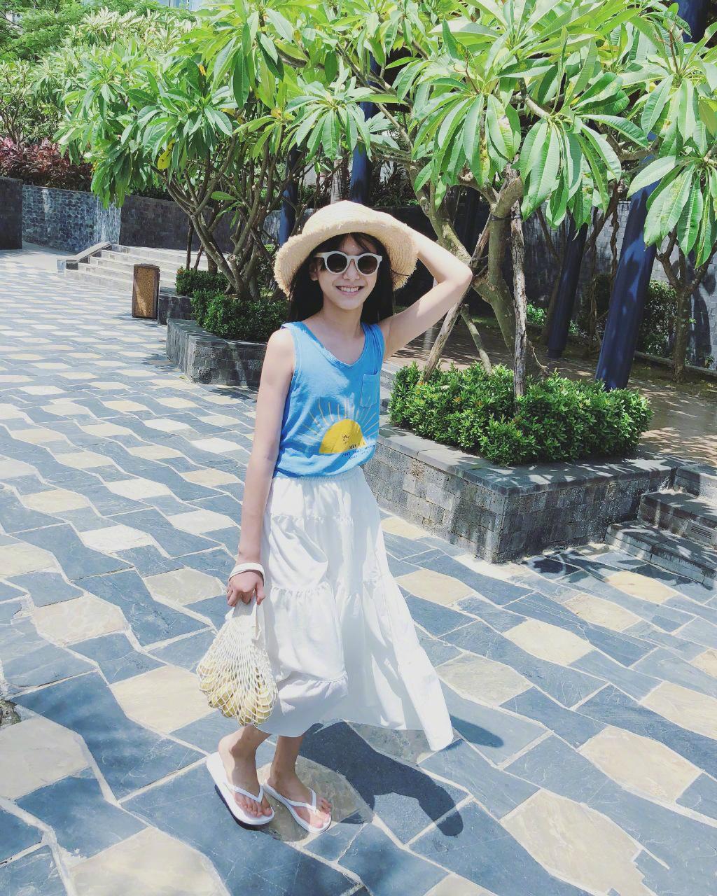 胸前是金色的太阳,露出纤细雪白的手臂,圆领也让张籽沐的脸型更可爱