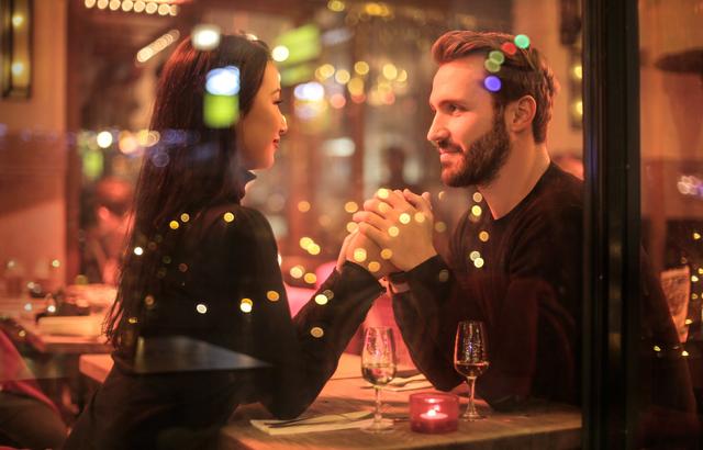 47岁的何炅至今未婚，是否选择“丁克”这条路，听听他的答案