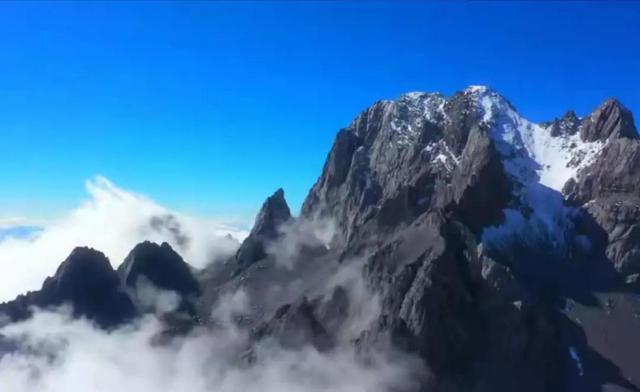 玉龙雪山在哪里，玉龙雪山的千年绝世风华——美景