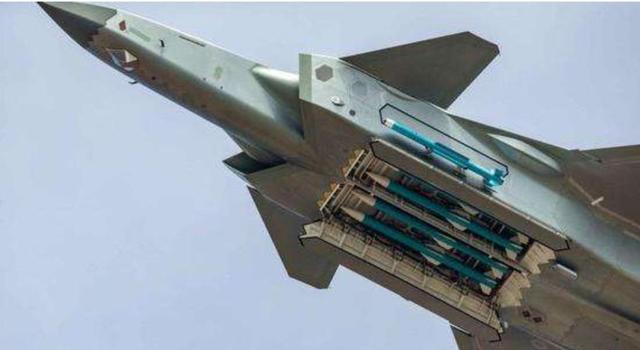 飞机白烟是什么，飞机上的白色烟是什么（为什么机翼会冒出白烟）