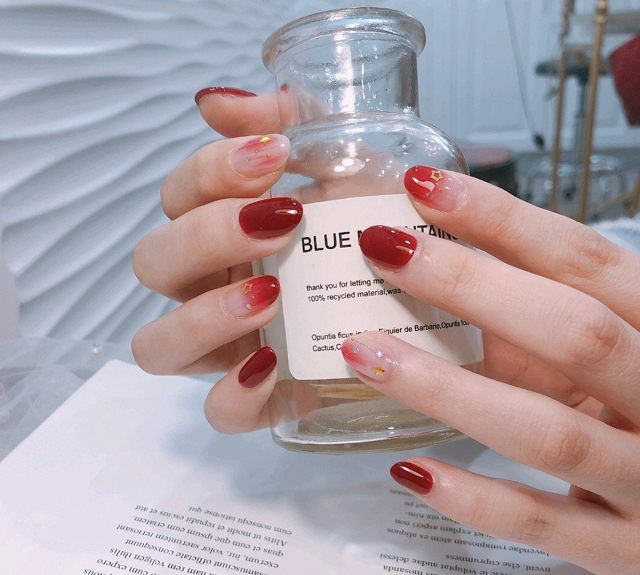 秋天指甲做什么颜色显白，适合冬天显白的指甲颜色（难怪女星大咖们都超爱）