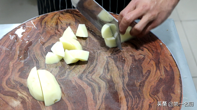 大盘鸡的正宗做法，新疆大盘鸡的正宗做法（厨师长教你大盘鸡正宗做法）