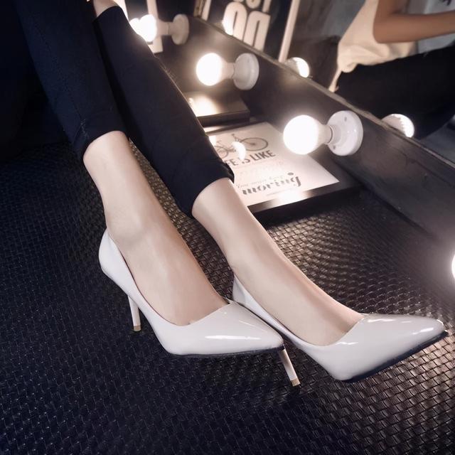 坡跟鞋是什么意思，坡跟鞋与高跟鞋（看看细高跟、小猫跟和坡跟鞋选择技巧）