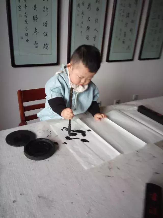 学书法对孩子有什么好处，学书法给孩子带来的好处（《孩子学书法原来有这么多惊人的好处》）