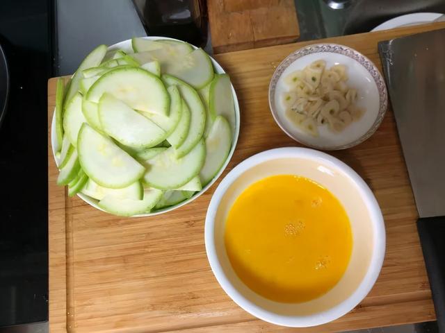 小瓜炒鸡蛋的做法，角瓜炒鸡蛋家常做法（年夜饭必备的家常菜）
