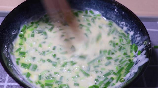 葱花鸡蛋饼的做法，葱花鸡蛋饼的家常做法（葱花鸡蛋饼的家常做法简单）