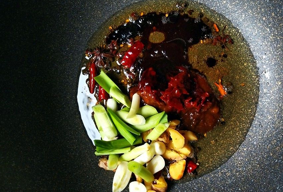 腊排骨火锅的做法，腊肉火锅做法图解（腊排骨火锅的家常做法）