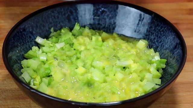 芹菜鸡蛋饼最简单做法，这样做芹菜鸡蛋胡萝卜早餐饼