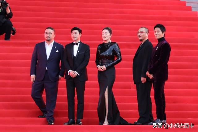 顶锅盖是什么意思，顶锅盖是什么意思网络用语（北影红毯巩俐完胜）