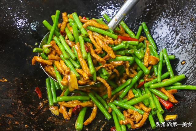 豆角怎么炒好吃又简单，如何炒豆角又好吃又好看（大厨告诉你诀窍都有啥）