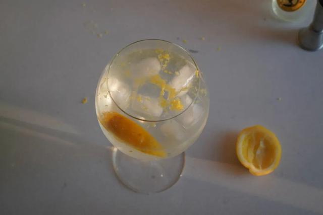 金汤力是什么，汤力水是什么（4种原料把鸡尾酒调成喝不起的样子）