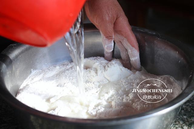 北方蒸年糕的做法家常做法，手工年糕的制作方法（北方特色糯米面红枣年糕）