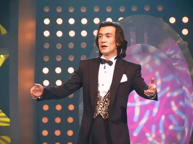 哈文的父亲到底是谁，哈文父亲资料（口吃、失声、进央视、怼台长）