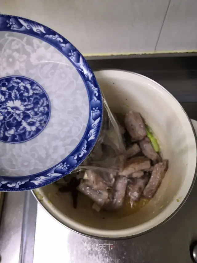 酸菜排骨炖粉条，酸菜排骨炖粉条的做法（口感酸爽很是下饭）