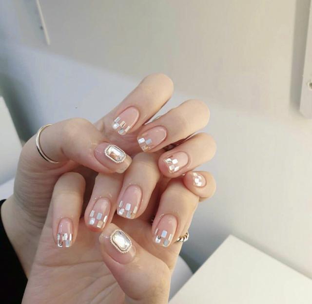 透明指甲油怎么涂好看，指甲涂透明指甲油好不好（赶走夏日炎热怎能少得了它）