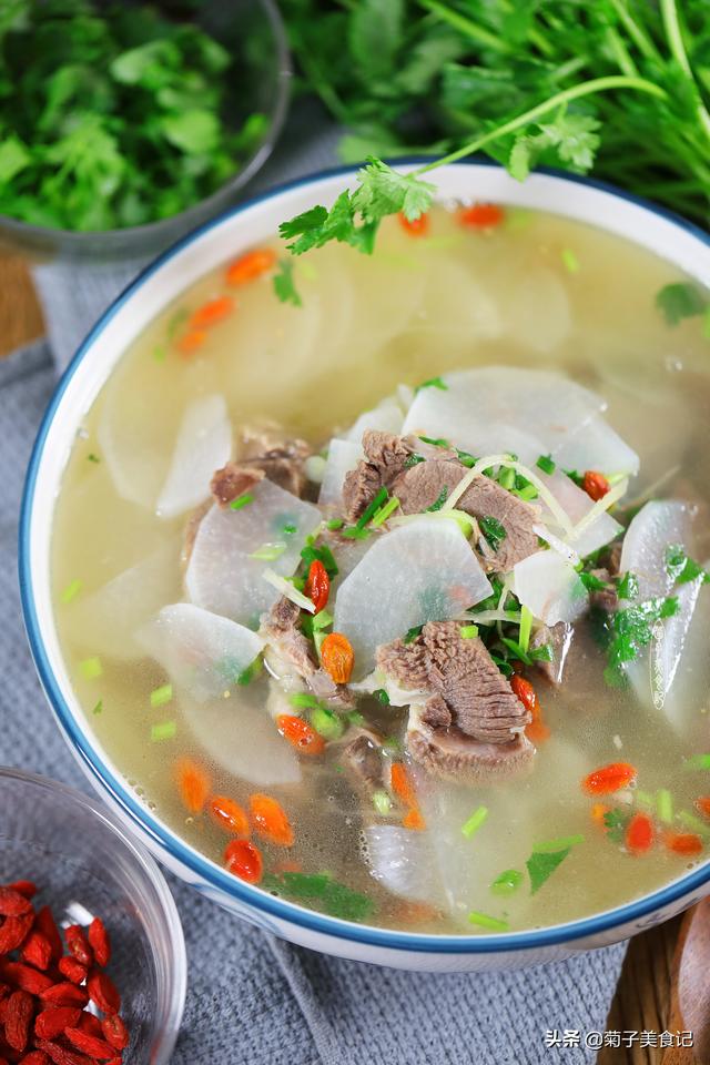 白萝卜正宗炖羊肉汤，搭配白萝卜和枸杞