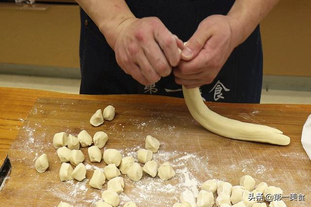 韭菜鸡蛋虾皮饺子，韭菜木耳鸡蛋虾皮蒸饺的家常做法（韭菜鸡蛋馅饺子这么调）