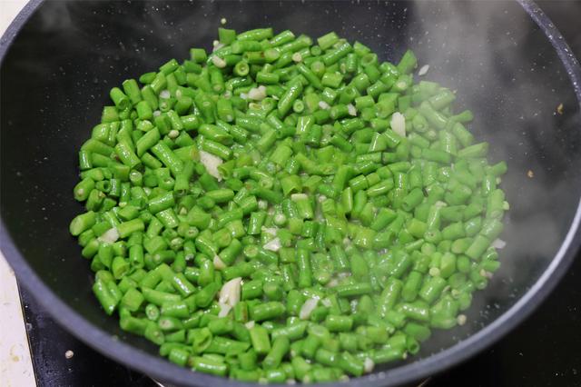 芸豆怎么炒好吃，扁芸豆怎么炒好吃（奶奶教的老式炒豆角方法）