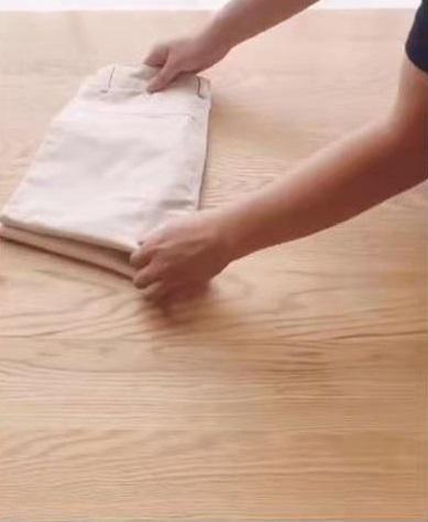 裤子怎么叠成小圆筒 裤子叠成小圆筒的方法，裤子怎么叠成小圆筒（如何快速折叠收纳裤子）