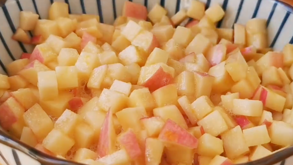 图片[3]-【苹果鸡蛋饼】做法步骤图 一次做10个 出锅就光盘-起舞食谱网