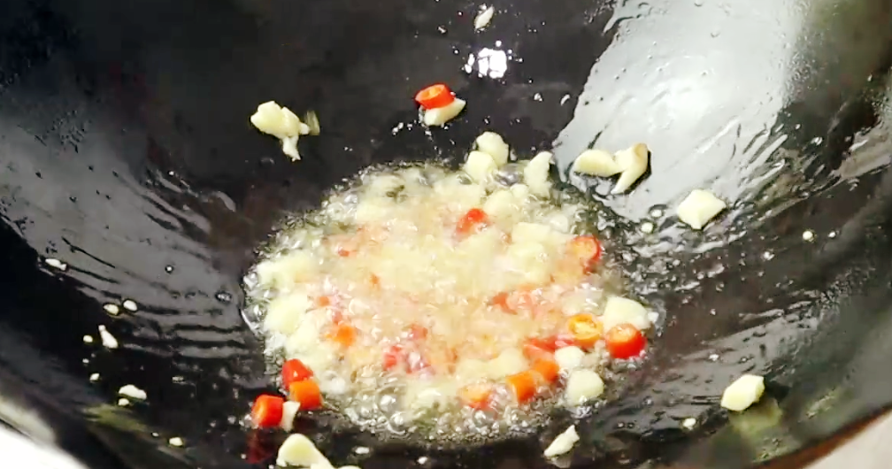 图片[4]-【炒空心菜】做法步骤图 学会这一招 颜色翠绿清爽又好吃-起舞食谱网