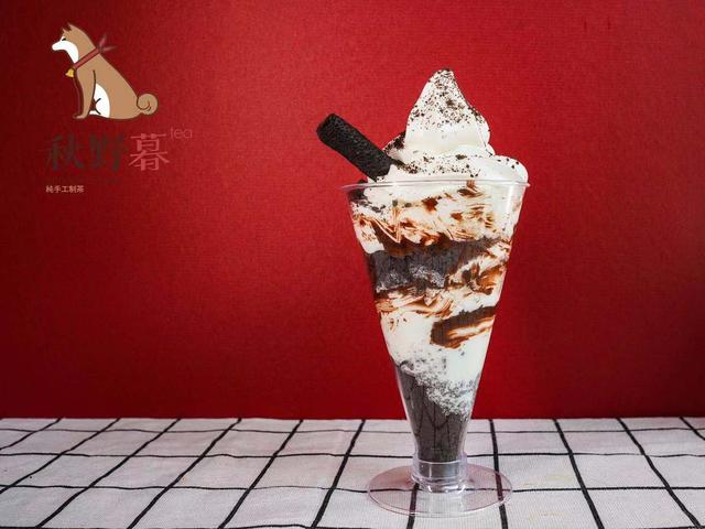 冬天来一杯奶茶文案，冬天第一杯奶茶文案（秋野慕，来自冬天的第一杯奶茶）