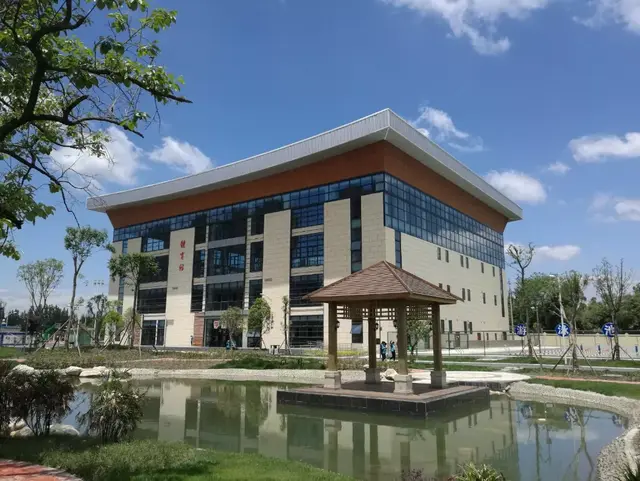 长沙民政职业技术学院学费，长沙民政职业技术学院最好的专业是哪些（职校宿舍空调、游泳馆一应俱全）