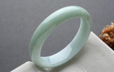 什么是糯种翡翠，糯种翡翠属于什么档次（糯种翡翠鉴别）