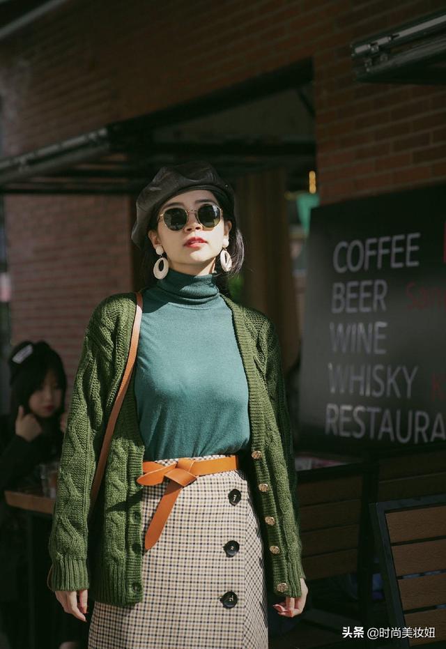 开衫毛衣怎么搭配好看，开衫毛衣里面搭配什么（学三木博主用针织开衫配毛衣）