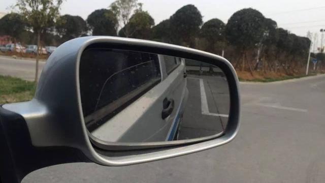 左倒库看左视镜的方法，左倒库只看左后视镜技巧（上车不知道方向盘往哪边调）