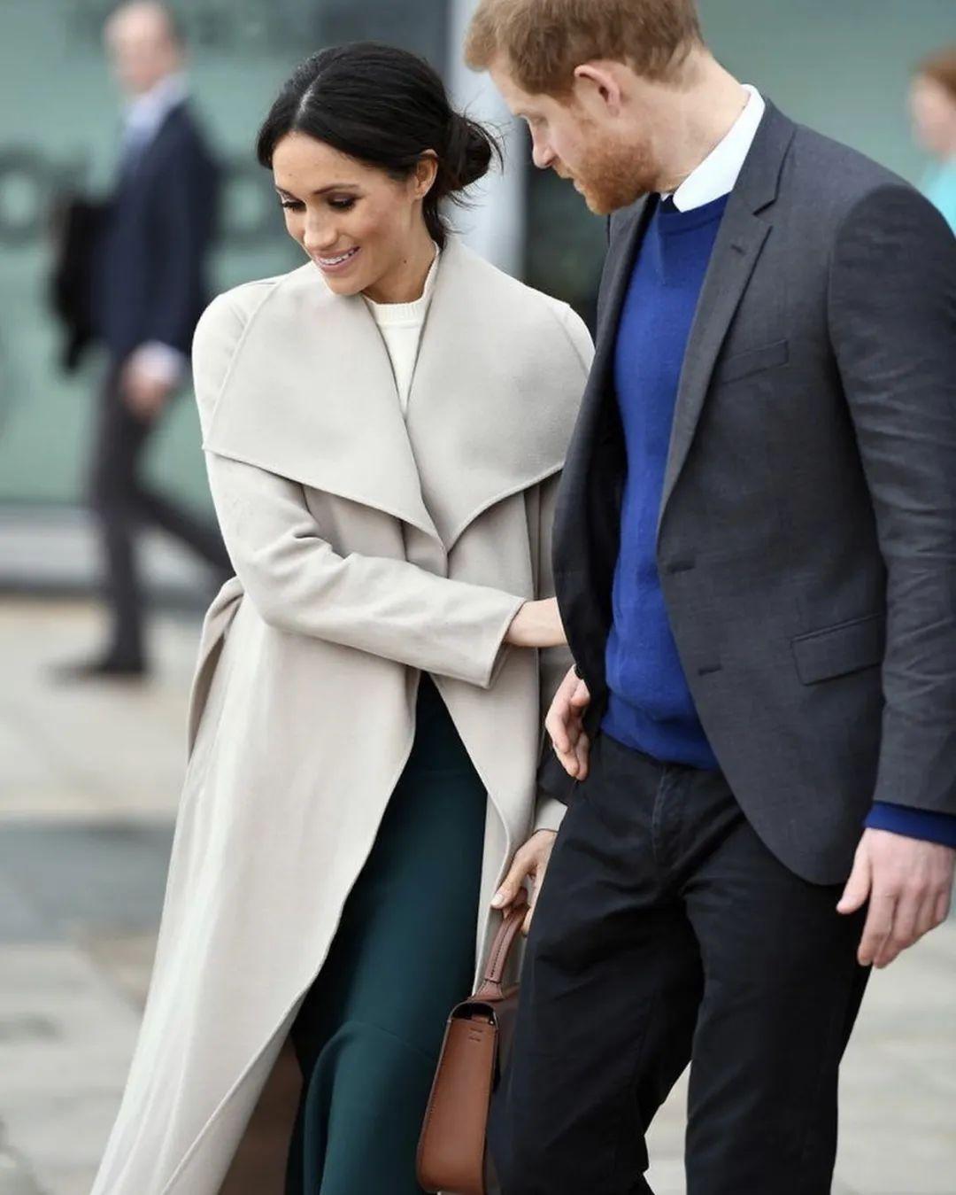 云南少数民族服饰，云南各民族的服饰（体育生羽绒服火了）