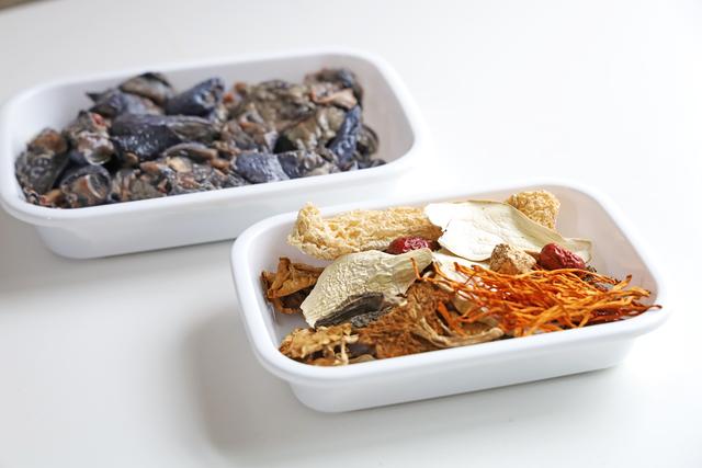 乌鸡汤怎么炖最有营养，乌鸡汤怎么炖最有营养又不上火（乌鸡汤怎么炖才好喝不油腻又营养）