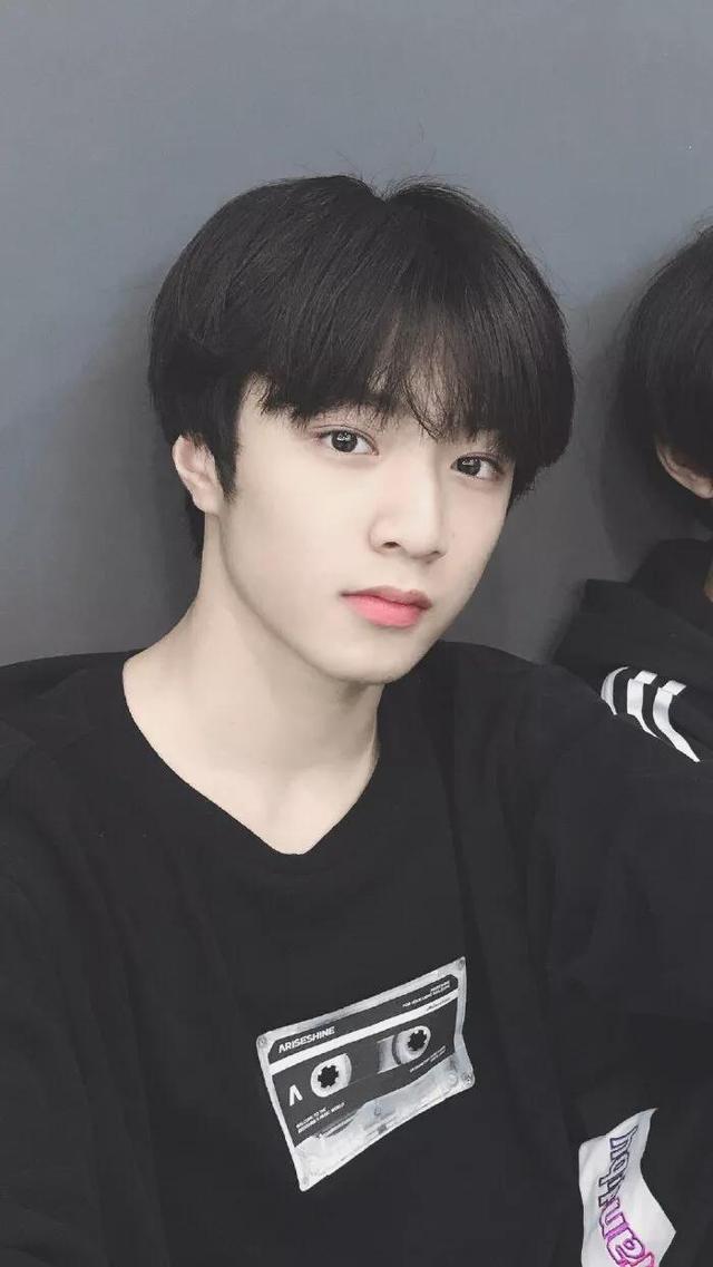 刘耀文头像女生专用，刘耀文｜帅且自知的靓仔微信（壁纸加头像）