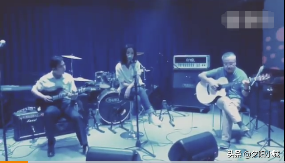 湖水是你的眼神是什么歌，湖水蓝是什么颜色（她们录了一首永远留在岁月里的歌）