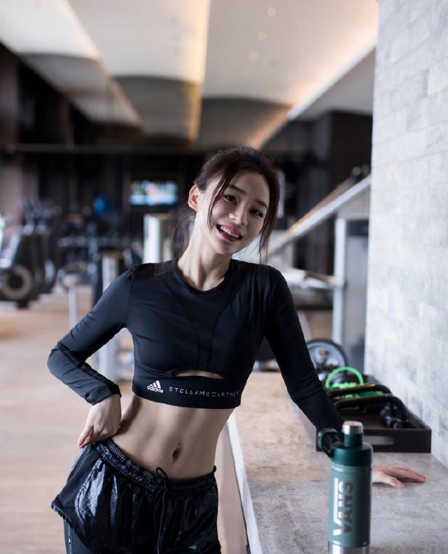 女生塑形篇——女生如何练腹肌！，腹肌塑形怎么练（如何练出女神的马甲线）