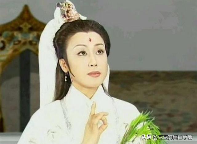 刘涛赞林心如版观音很虔诚，19版观音对比：有的像过家家