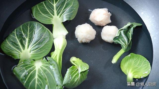 水煮丸子的做法猪肉丸子，丸子汤怎么做好吃又简单（鸡脯肉做丸子吃着太柴）