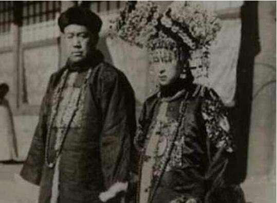 清朝头饰的旗头大拉翅是什么，满族头饰大拉翅（那个时代的美学标志）