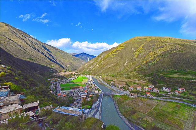 九寨沟海拔最高多少米，九寨沟海拔高度是多少米（中国最美的县城之一）