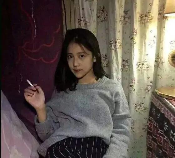 从细节看出抽烟的女人，如何看待女的抽烟（抽烟的女人）