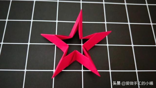 叠五角星的步骤图片，怎样折五角星方法图解（用彩纸折个立体五角星）