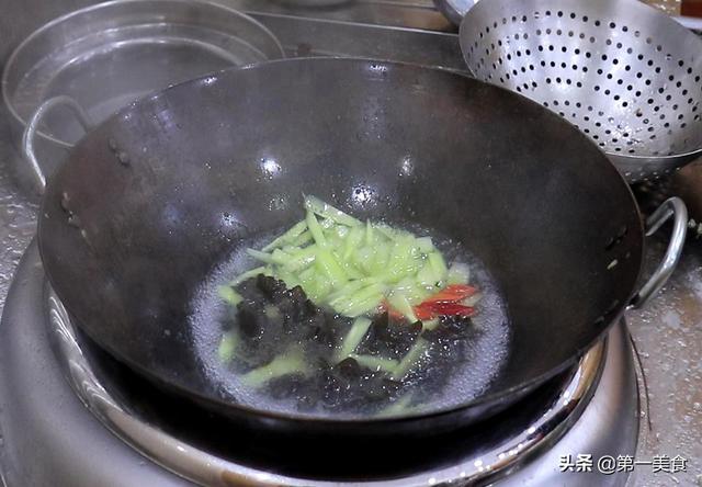 青瓜怎么炒好吃，猪利怎么炒好吃（木耳炒青瓜不要直接下锅炒）