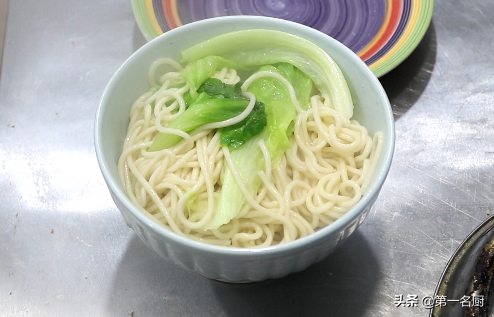 香菇鸡肉面的做法，1把面条1块鸡肉3颗香菇