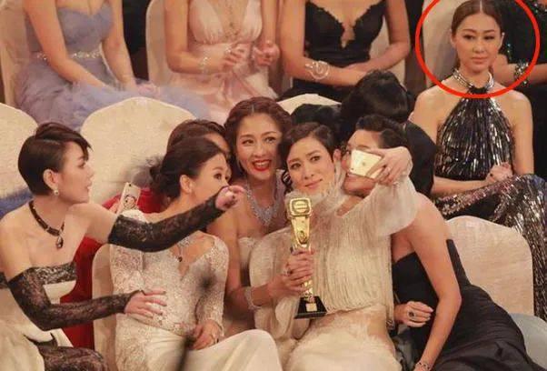 胡定欣，挨个敲监制的门乞讨角色（胡定欣是gd吗）