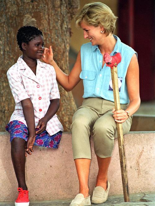 戴安娜王妃简介，英国平民王妃戴安娜（被出轨、斗王室、离婚、车祸）