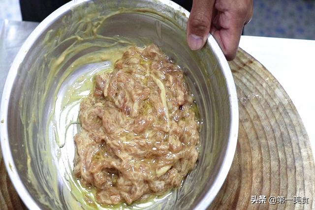 炒瘦肉怎么炒才嫩，瘦肉怎么炒才鲜嫩（肉丝不干不柴如此简单）